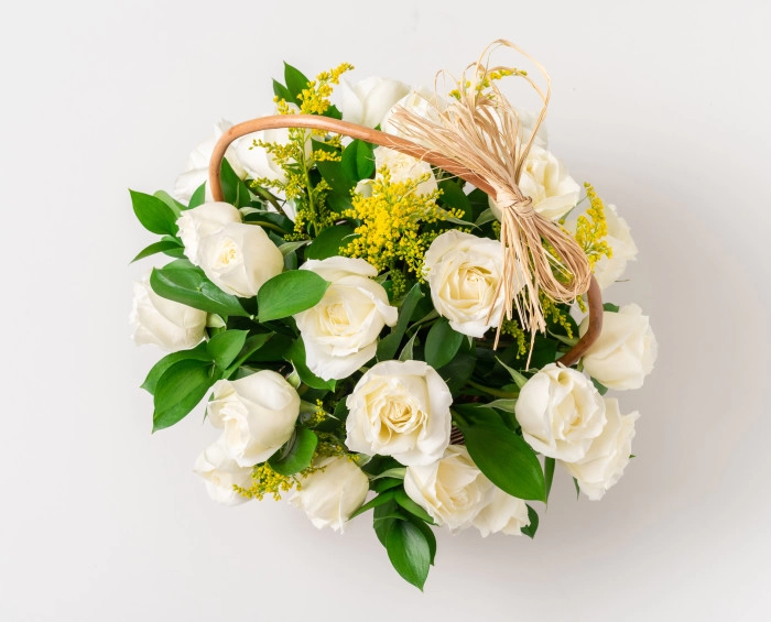 Cesta com 24 Rosas Brancas e Chocolates - Imagem 3