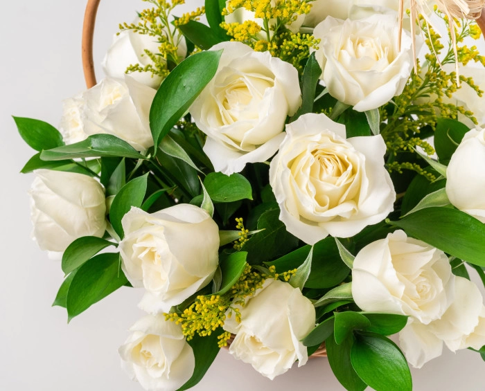 Cesta com 24 Rosas Brancas e Chocolates - Imagem 2