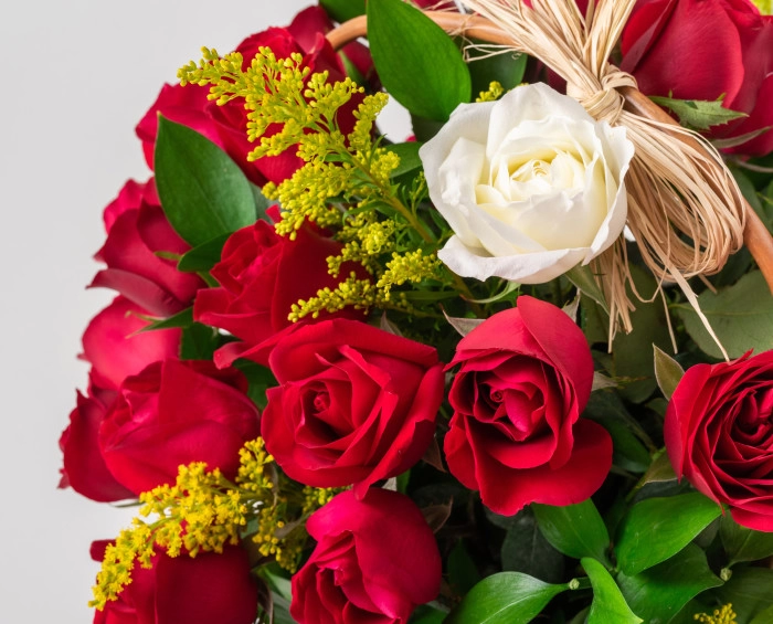 Cesta com 39 Rosas Vermelhas e 1 Rosa Solitária de outra cor e Chocolate - Imagem 2