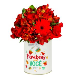 Delicadas Rosas e Astromélias no Box Aniversário