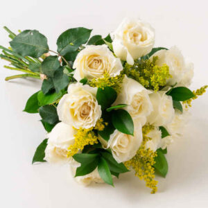 Buquê de 15 Rosas Brancas e Folhagem