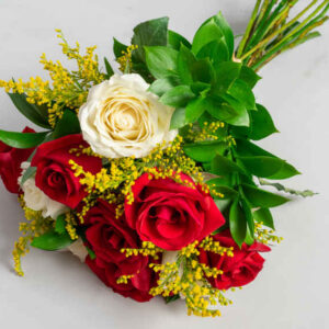 Buquê com 10 Rosas Brancas e Vermelhas