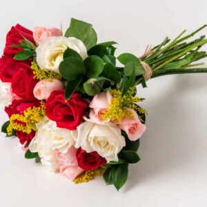 Buquê com 24 Rosas de Três Cores