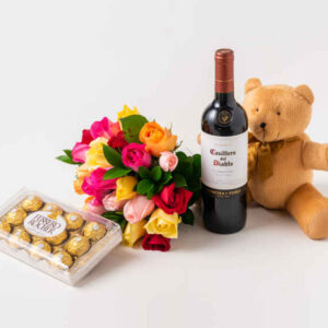 Buquê de 24 Rosas com Chocolate, Pelúcia e Vinho