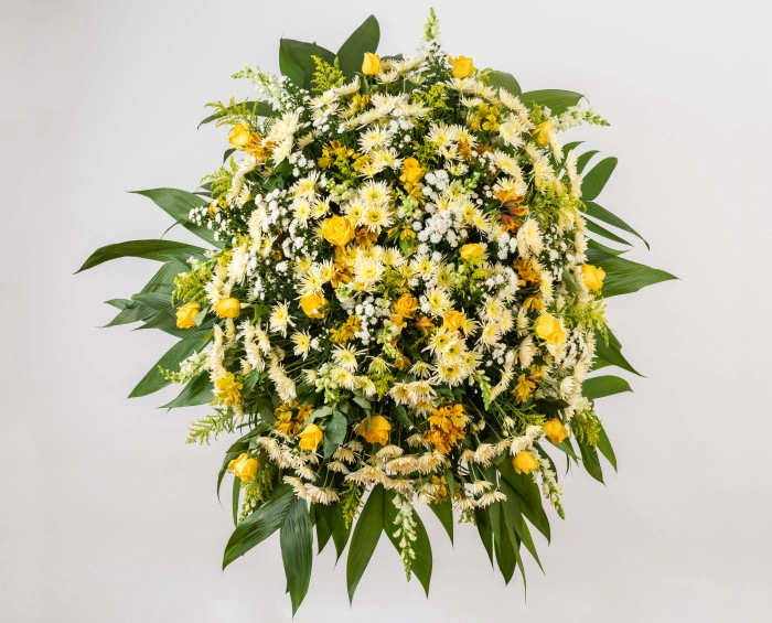 Coroa de Rosas Amarelas e Folhagens
